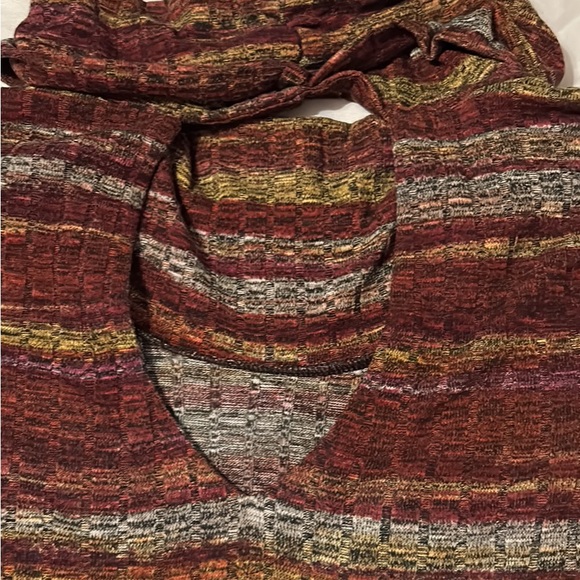 Ladies XL Ling Sleeve, Cowl Neck, Peep Hole in the back light weight Top - Picture 5 of 7